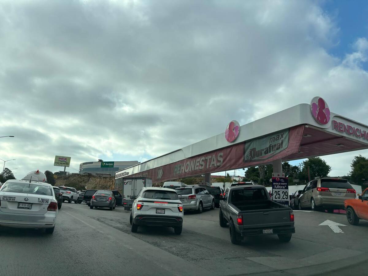 Ante el temor de desabasto, los automovilistas llegaron desde temprana hora a cargar sus vehículos.