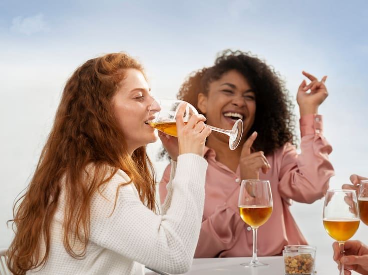 Beber en exceso eleva el riesgo de cáncer de colon, advierte estudio