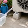 Cómo usar el agua del aire acondicionado para ahorrar en la limpieza del hogar, pero recuerda que carece de nutrientes: por eso debes alternarla con agua del grifo si la usas para el riego constante y no debilitar tus plantas