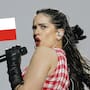 Rosalía es abucheada en Chile tras saludar a fan argentino y hacer comentarios en el concierto (VIDEO)