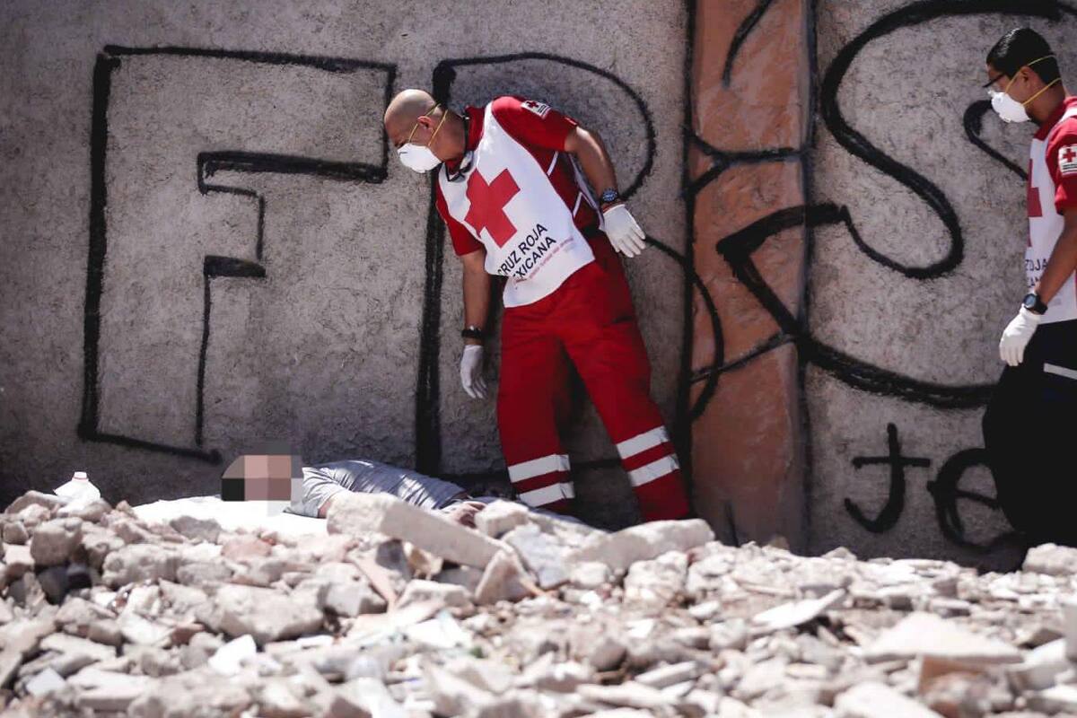 Hallan a hombre sin vida en baldío, al parecer por sobredosis