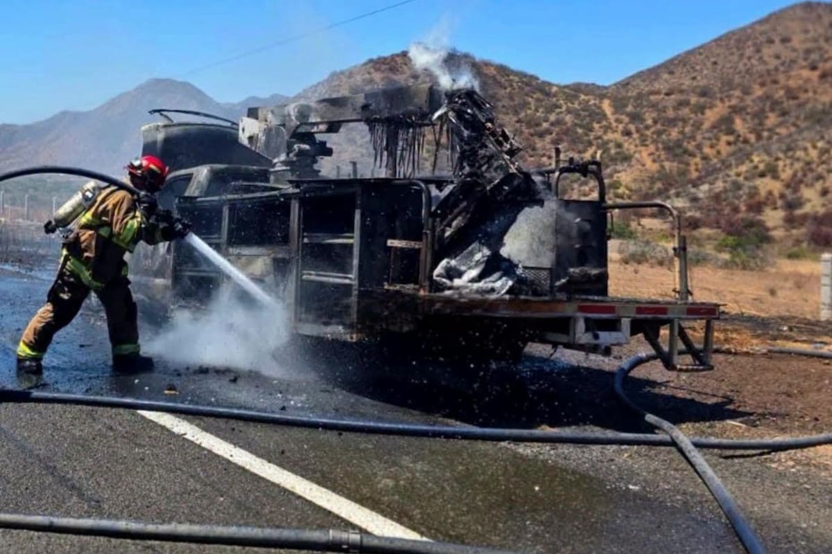 Arde vehículo en la Transpeninsular; conductor resulta ileso