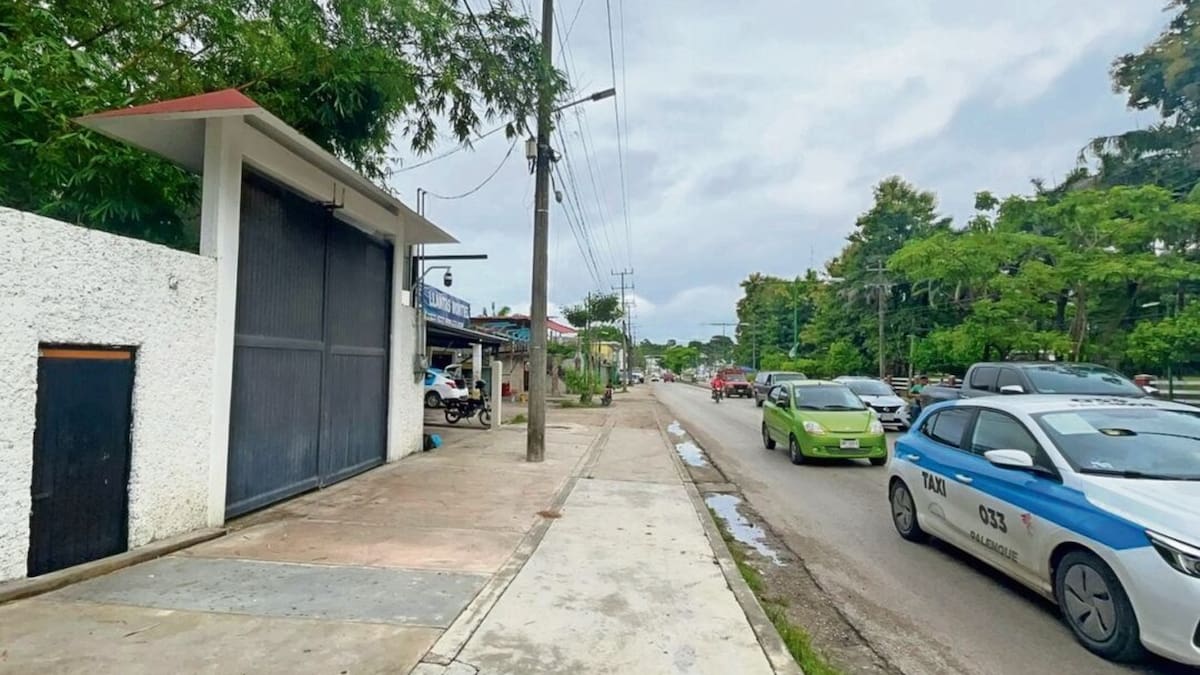 Una denuncia ciudadana expuso cómo tres pilares obligaban a peatones a bajar a la calle, tras la presión pública el Ayuntamiento intervino y los propietarios retiraron la estructura que invadía la banqueta y ponía en riesgo a quienes caminaban