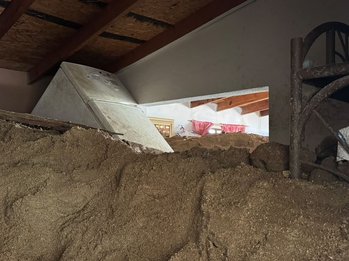 Francisca Segura logró salir de su vivienda antes de que la tormenta Rachel la cubriera de arena y lodo en Maneadero. Foto: Alejandro Zepeda
