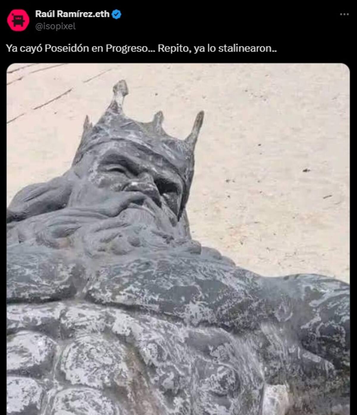 La estatua de Poseidón había sido inaugurada para atraer la atención de turistas al puerto, según las autoridades (X)