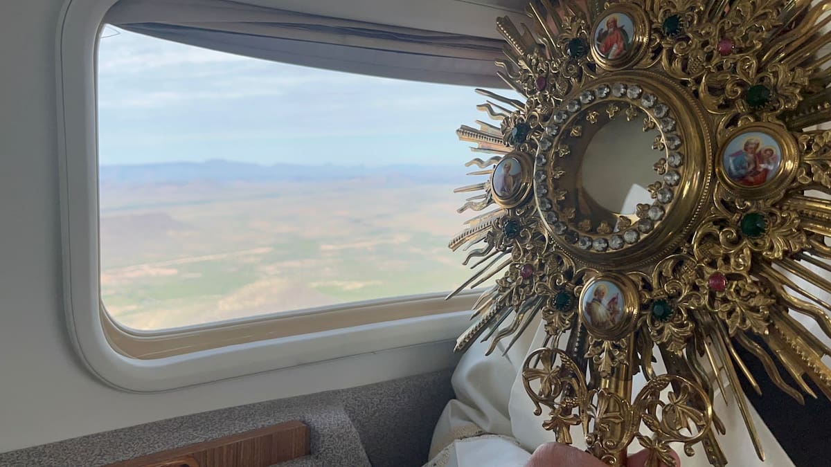 El sacerdote Víctor Hugo Trujillo realizó un sobrevuelo en avioneta con el Santísimo Sacramento para bendecir los campos agrícolas del Valle del Yaqui y del Mayo. (Foto: Cortesía)
