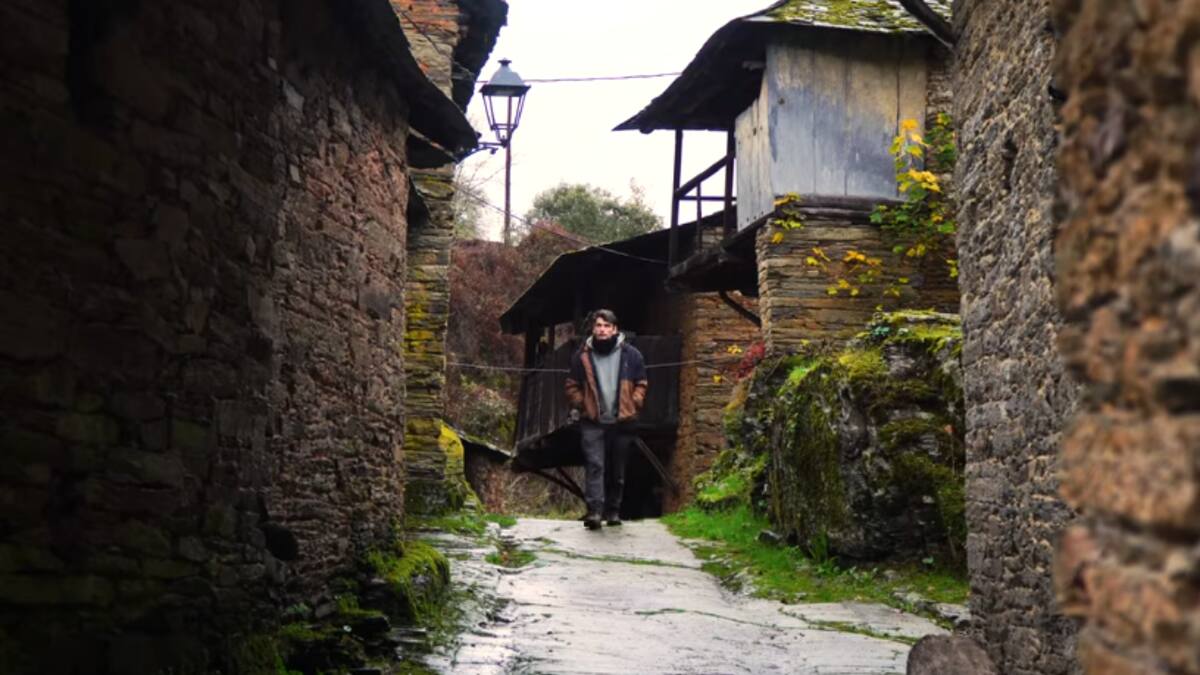 La vivienda conserva sus antiguos muros de piedra y vigas de castaño, elementos que Marc busca mantener durante la rehabilitación de la casa. (YouTube/Monxileros)