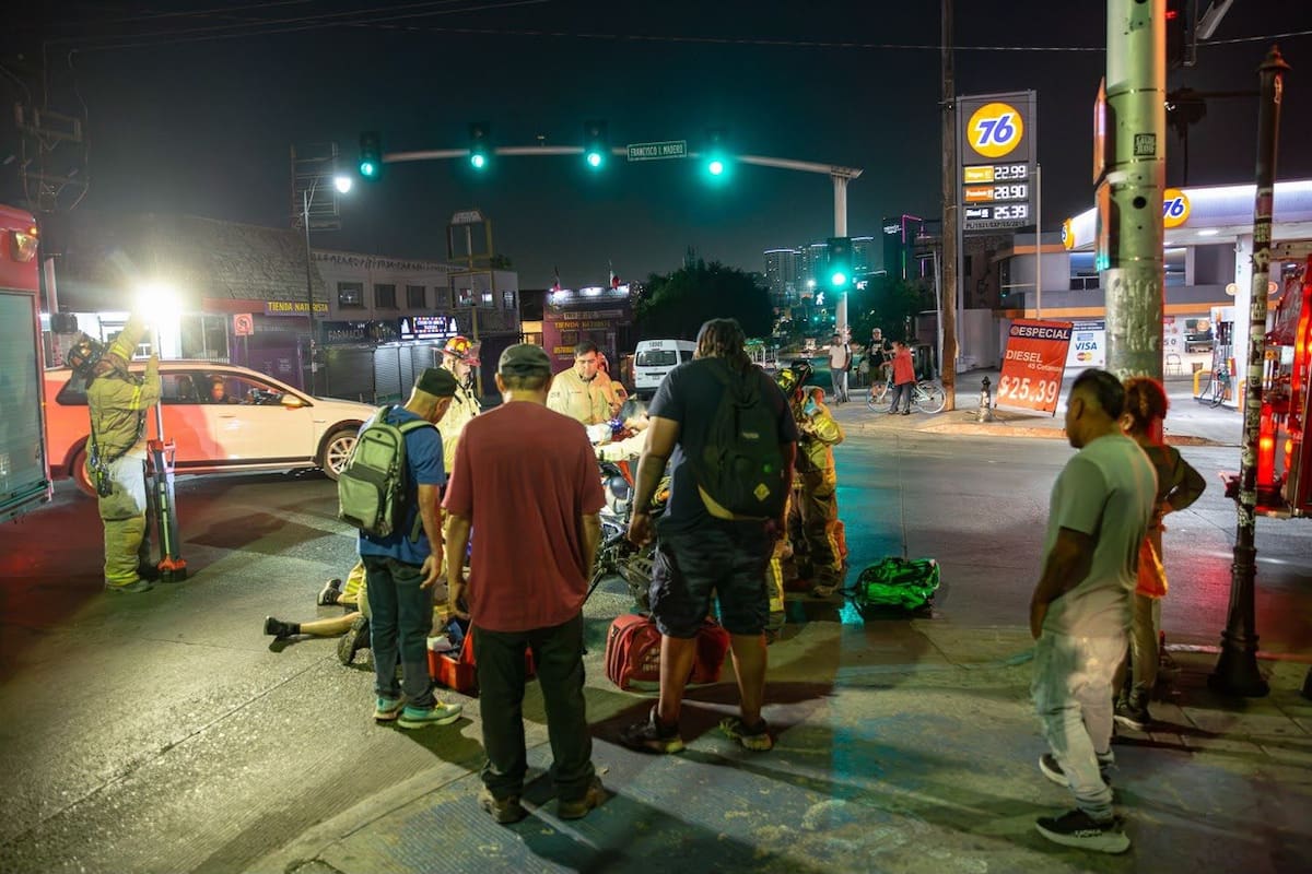 Peatón presuntamente ebrio provoca accidente con repartidor de Uber en Zona Centro