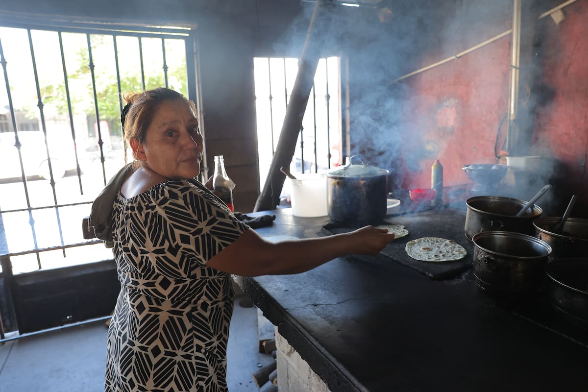 'Doña Humo', popular cocinera sonorense mientras prepara unas tortillas de harina, típicas de Hermosillo. (Foto: Julián Ortega)