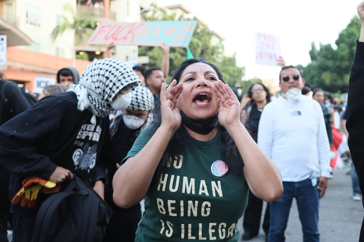 LOS ANGELES (United States), 10/06/2025.- Protesters face off with police in Los Angeles, California, USA, 09 June 2025. Approximately 2,000 National Guard troops were deployed on 08 June in Los Angeles by US President Donald Trump, though the state of California had not requested any additional assistance, and protests have continued against the Trump administration's immigration enforcement raids over the last couple of days. (Protestas) EFE/EPA/ALLISON DINNER