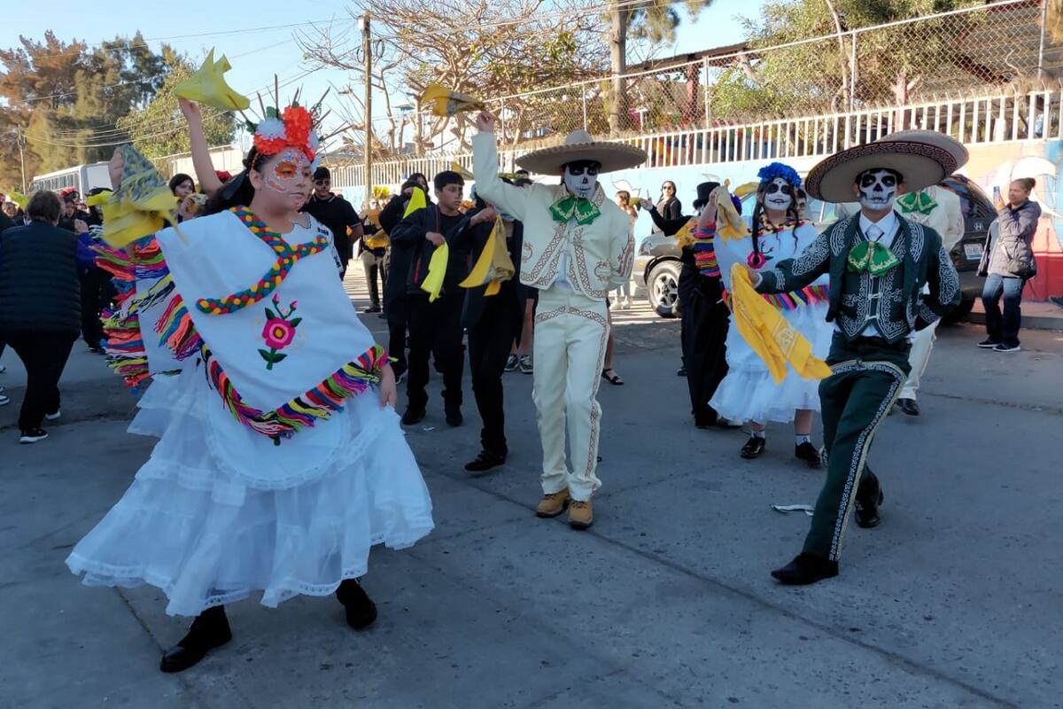 Desfilan catrinas por calles de Lomas del Porvenir