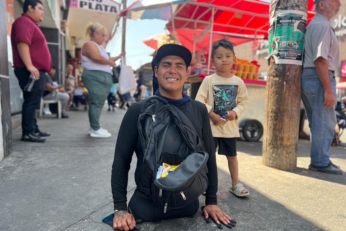 Victor Serrano, hombre sin piernas que sale adelante vendiendo dulces en Tijuana