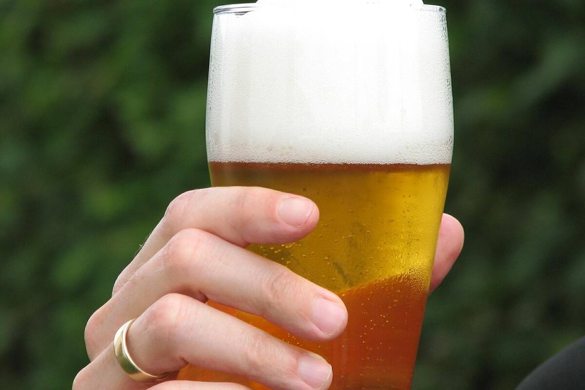Mexicanos toman más cerveza en cuarentena por Covid-19