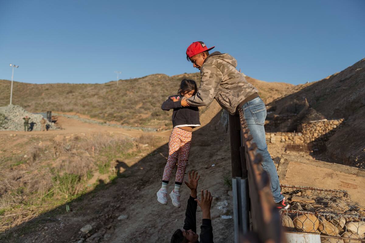 Responsable migratorio defiende redadas contra inmigrantes