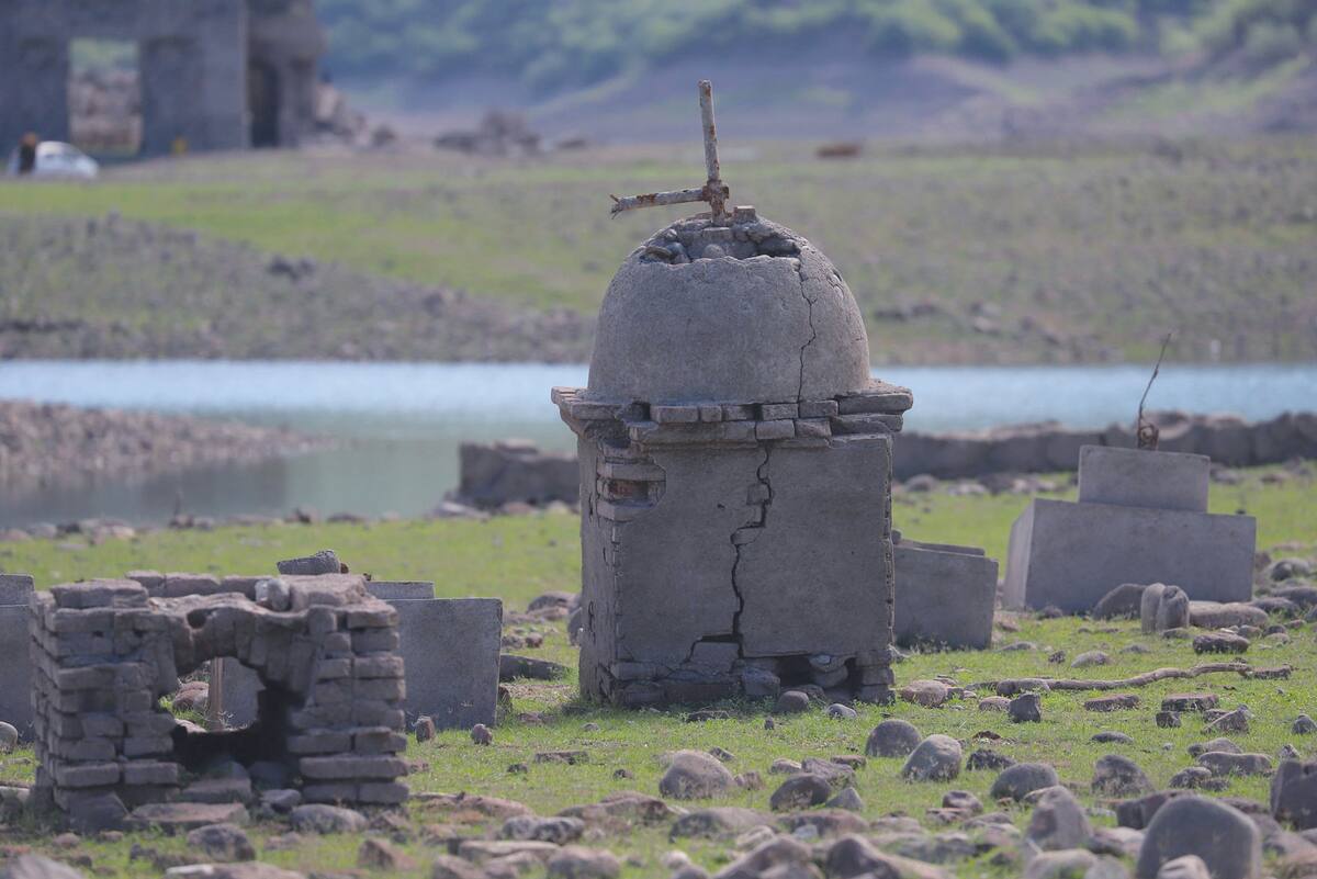 El panteón de Batuc emerge al bajar el agua.