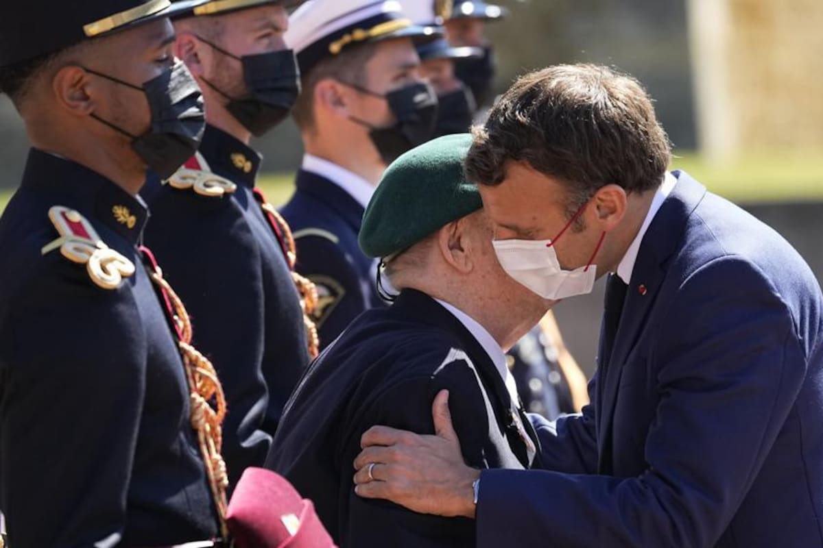 Macron revive el saludo de beso en pandemia del covid-19