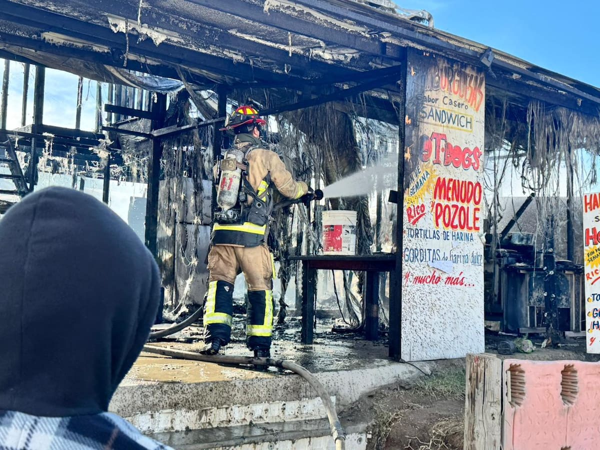 Un incendio registrado en el fraccionamiento Villa del Campo dejó al menos siete casas afectadas; una persona resultó lesionada y fue atendida por Cruz Roja. Foto: Carlos Cruz