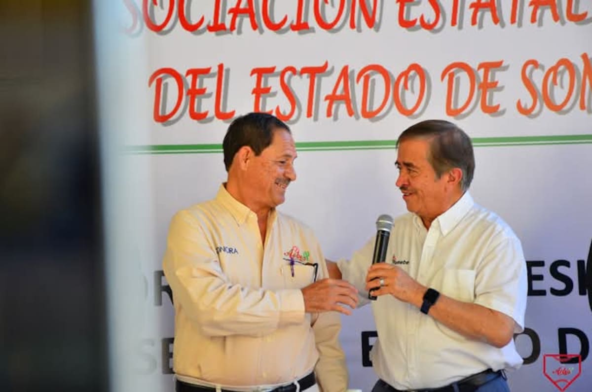 Cristóbal Vargas (izq.) es felicitado por el vicepresidente de la Federación Mexicana de Beisbol, Carlos López Villagrán.