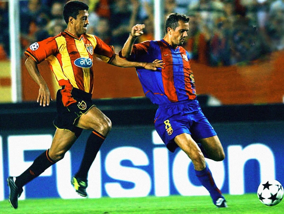 Sergio Almaguer del Galatasaray juega en la Champions League frente al FC Barcelona.