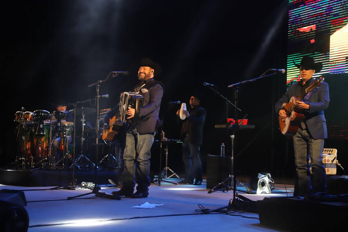 Viven noche norteña con Intocable