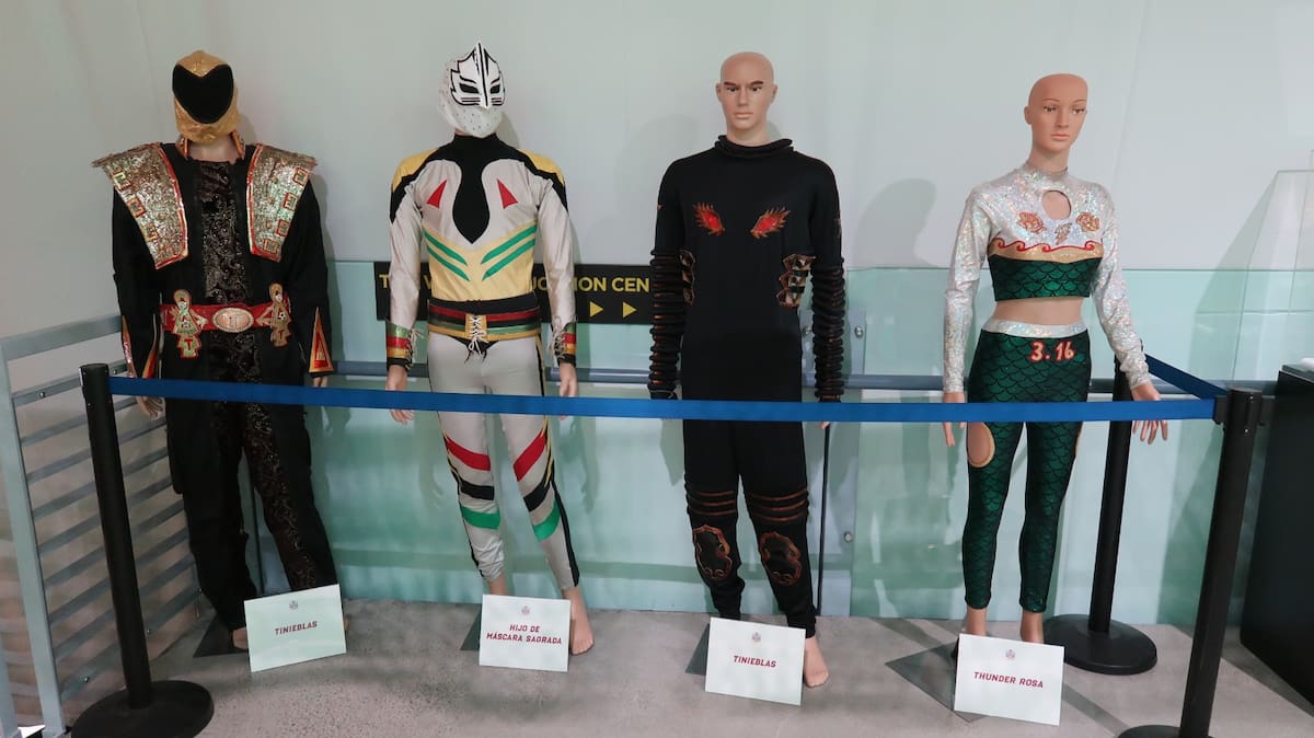 Decenas de máscaras, y hasta trajes completos de famosos luchadores y más, se encuentran en esta exhibición. Foto: Ana Gómez Salcido
