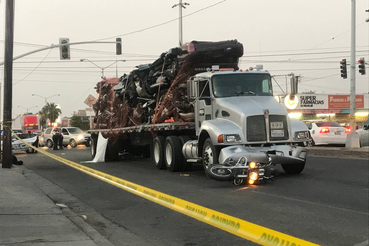Muere motociclista embestido por camión