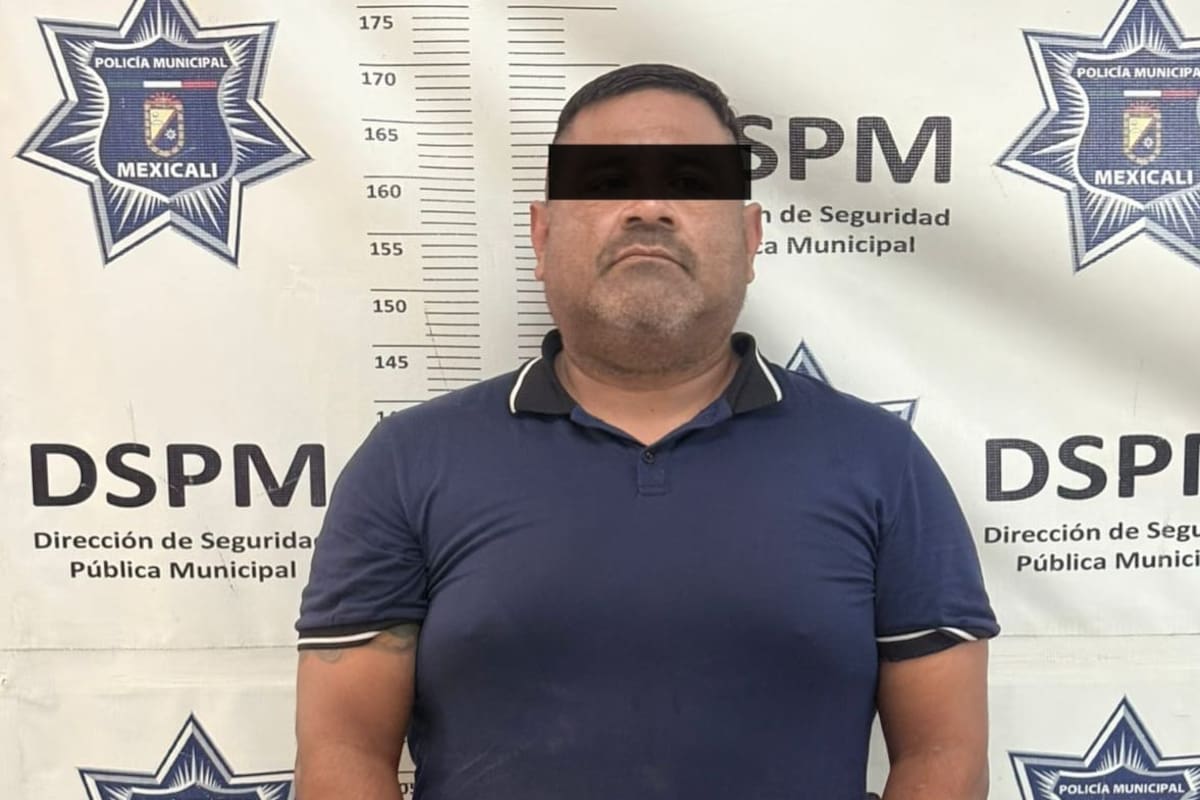 Motociclista con droga huye de la policía y choca patrulla