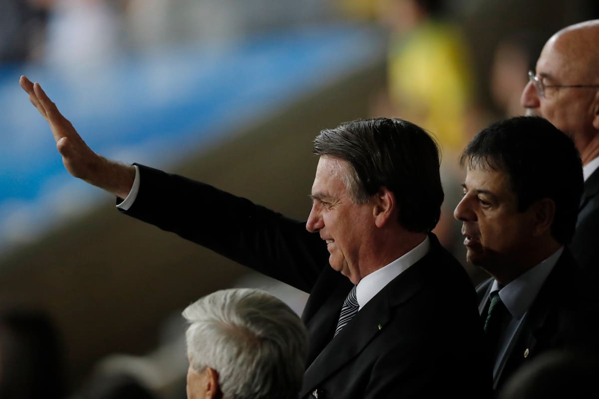 El presidente brasileño Jair Bolsonaro saluda a sus simpatizantes antes de una semifinal de la Copa América entre Brasil y Argentina en Belo Horizonte, Brasil, el martes 2 de julio de 2019. (AP Foto/Nelson Antoine)