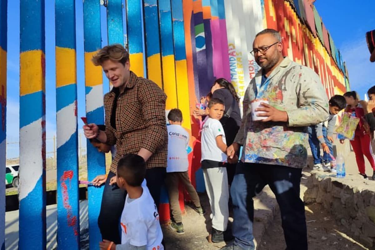 Alexander Acha graba video en Tijuana para World Vision