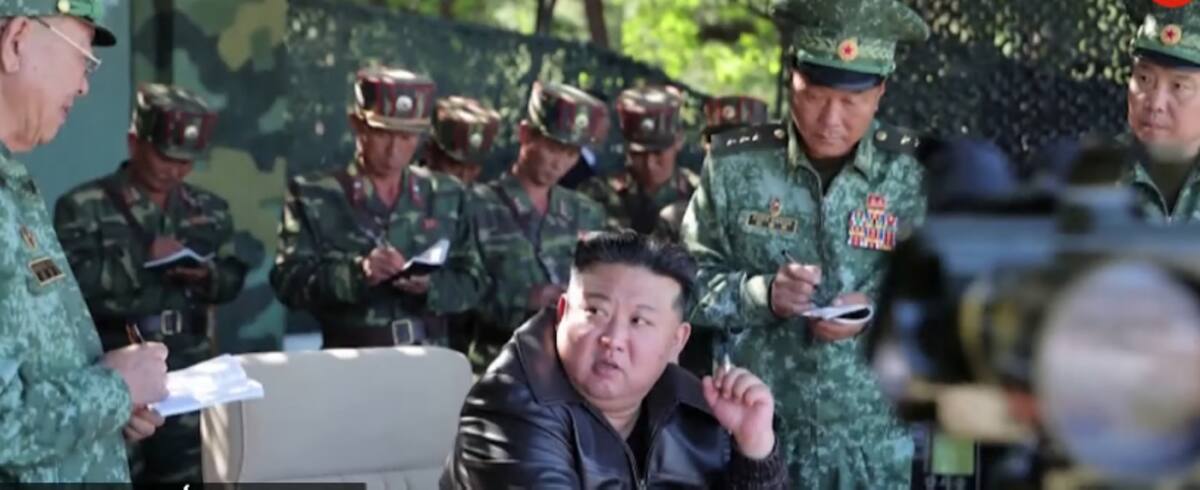 Fotografía proporcionada por el gobierno de Corea del Norte, el gobernante norcoreano Kim Jong Un visita una unidad de fuerzas de operaciones especiales en un distrito del oeste del territorio, el miércoles 2 de octubre de 2024. (Agencia Central de Noticias de Corea vía AP)
