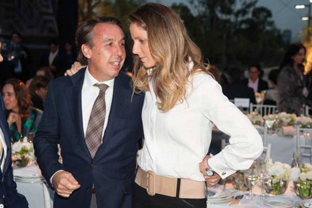 Emilio Azcárraga celebra cumpleaños de su esposa cantando con Kabah