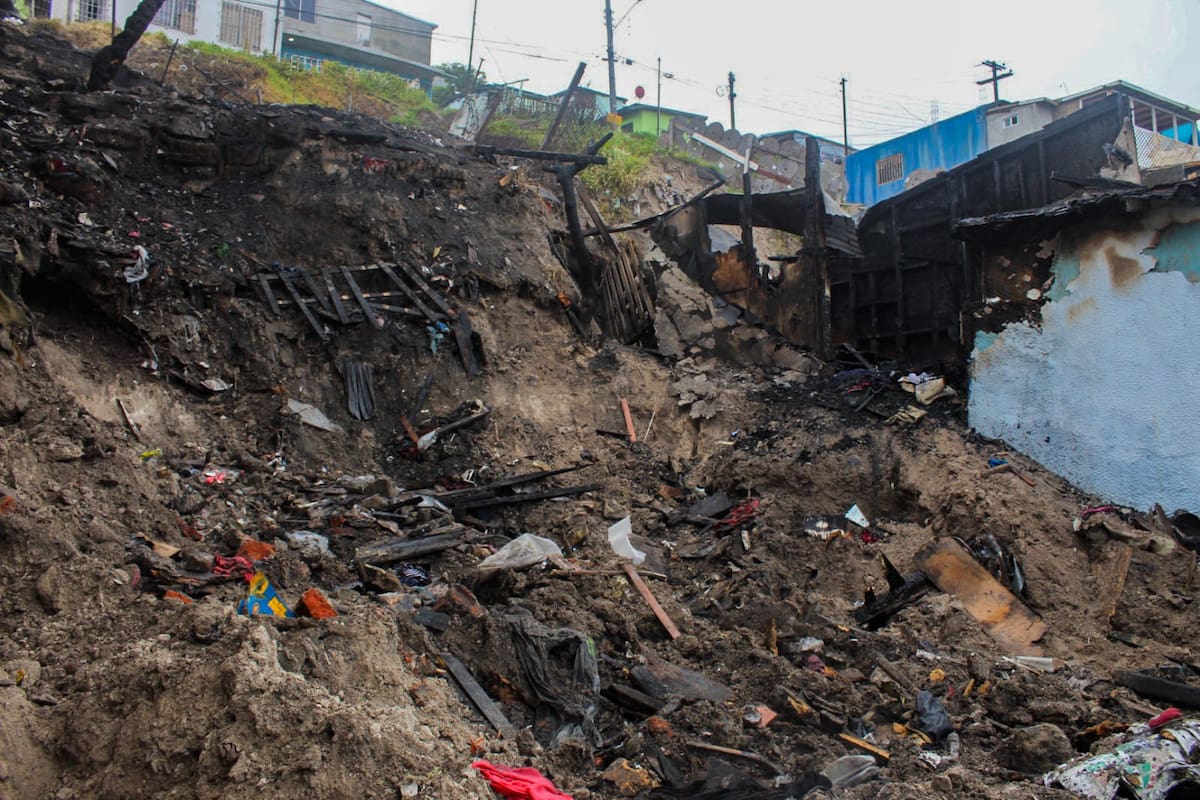 Pide apoyo mujer de la tercera edad que perdió su hogar en incendio