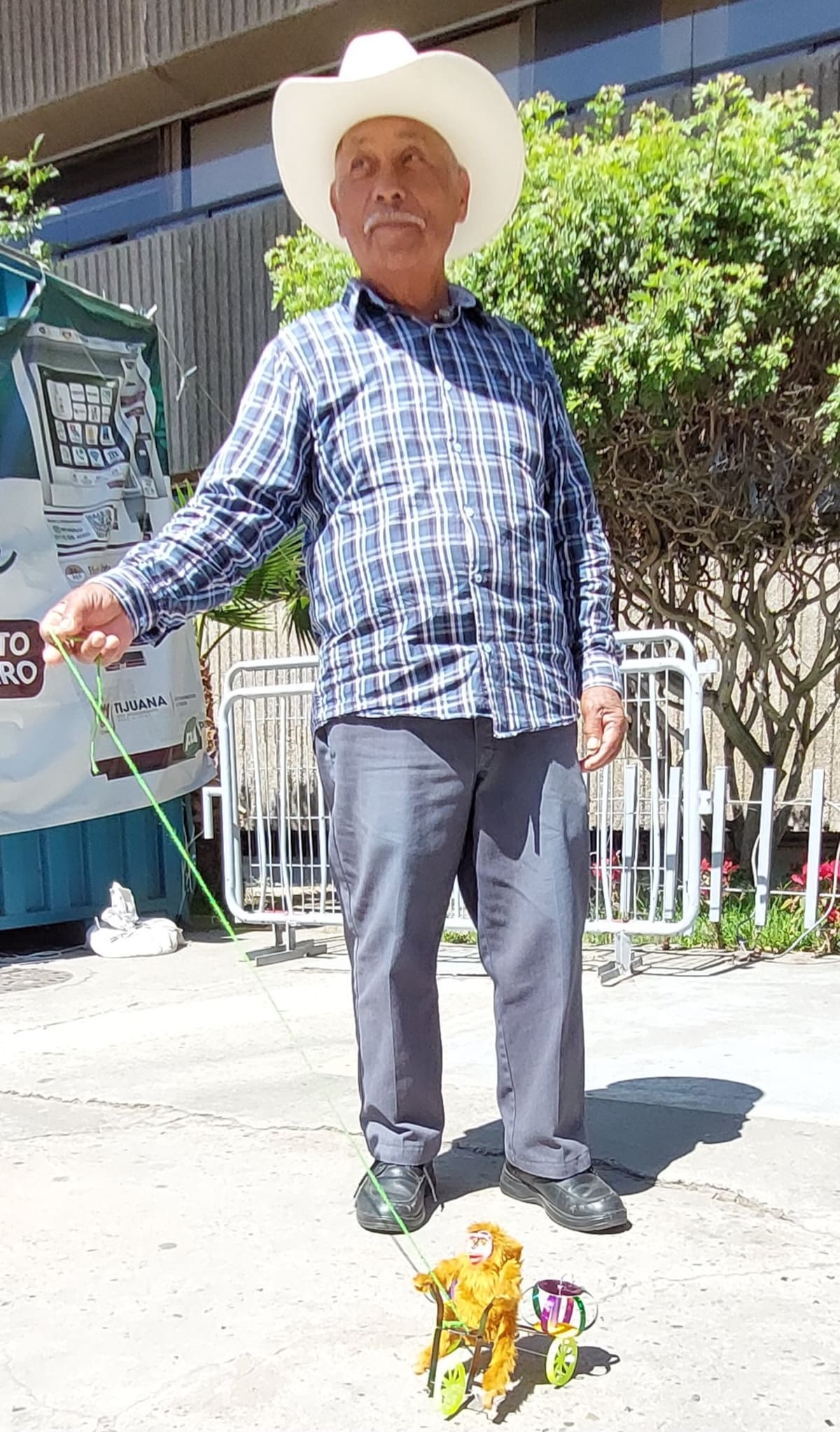 A pocos días del Día del Niño y la Niña, Enrique continúa elaborando changuitos bicicleteros, juguetes que contrastan con el uso de dispositivos electrónicos. Foto: Cortesía