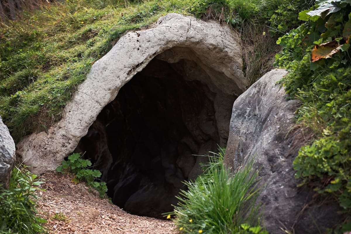 Descubren a mujer rusa viviendo en una cueva en la India junto a sus dos hijas; aseguraba que la naturaleza “da buena salud”