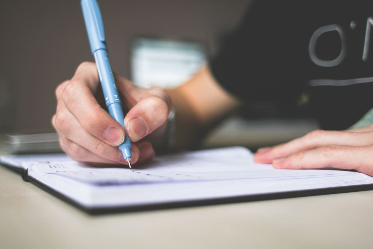 La grafología analiza la personalidad a través de la escritura, observando detalles como el tamaño, inclinación y presión de las letras/Foto: Canva