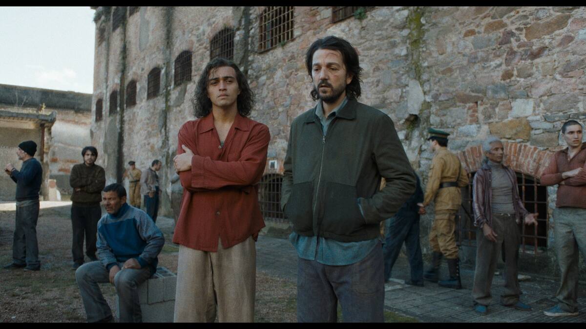 Diego Luna y Tonatiuh Elizarraraz en “El beso de la mujer araña” / Instagram@artistsequity