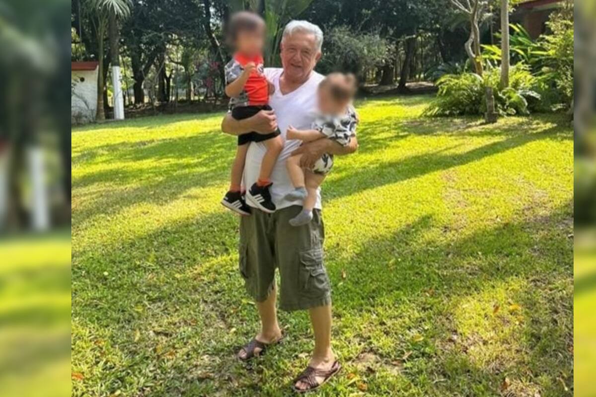 AMLO presume como "acarreados" para su cumpleaños a sus nietos