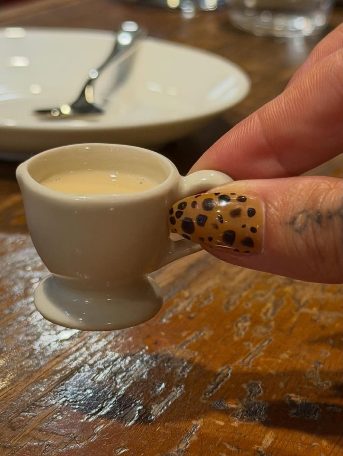 La modelo apostó por uñas coordinadas en tonos marrón y nude, un estilo que se volvió viral en Instagram.