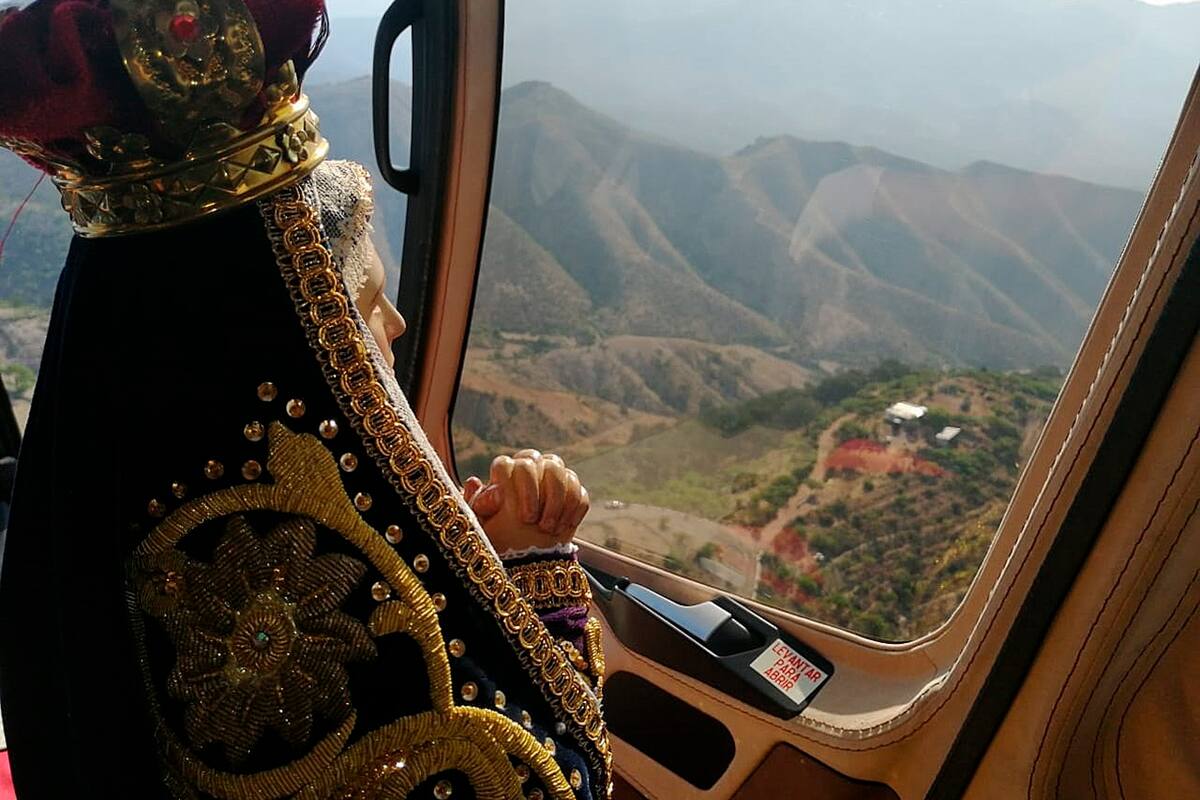 Figura de la Virgen de los Dolores sobrevuela en helicóptero el Centro de México