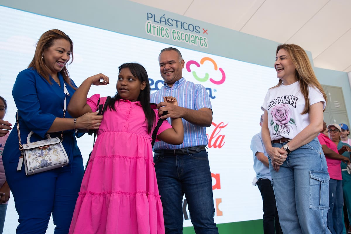 Cambian botellas de plástico por útiles escolares en República Dominicana