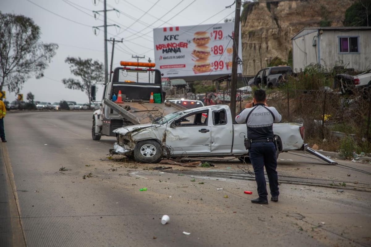Vuelca camioneta y derriba postes en libramiento Rosas Magallón