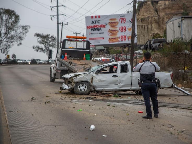 Vuelca camioneta y derriba postes en libramiento Rosas Magallón