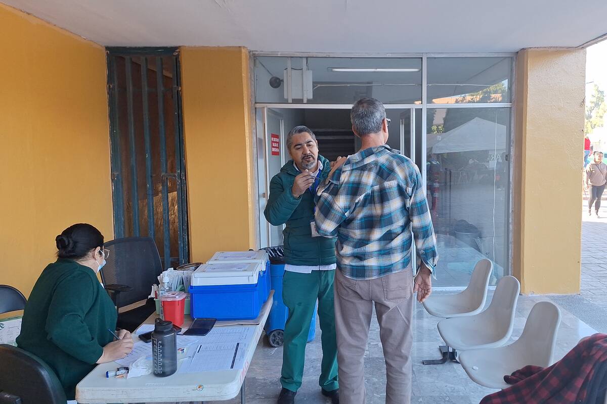 Vacunan contra influenza, covid y neumonía en módulos IMSS