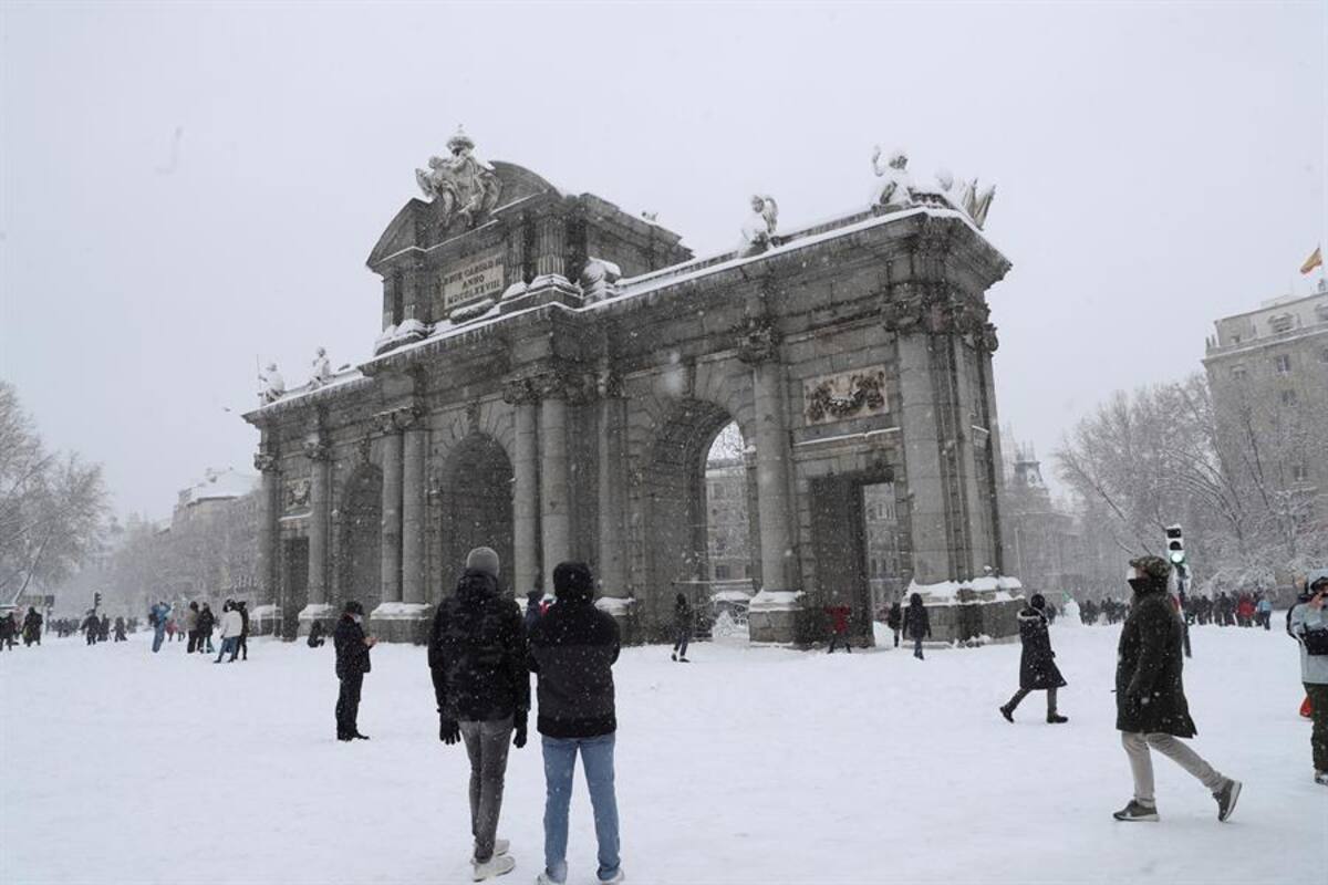 Mueren tres por tremenda tormenta de nieve histórica en Madrid