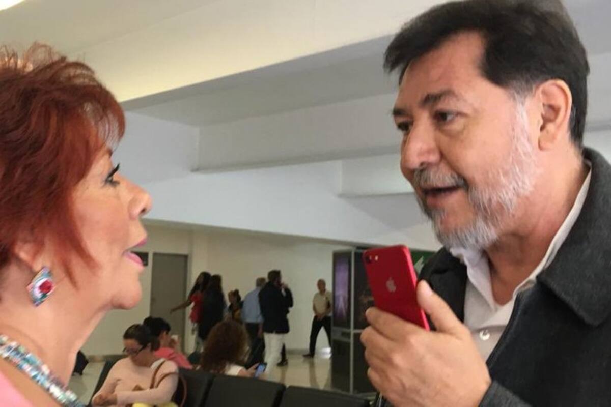 Señora llama 'pejezombie' a Fernández Noroña en aeropuerto