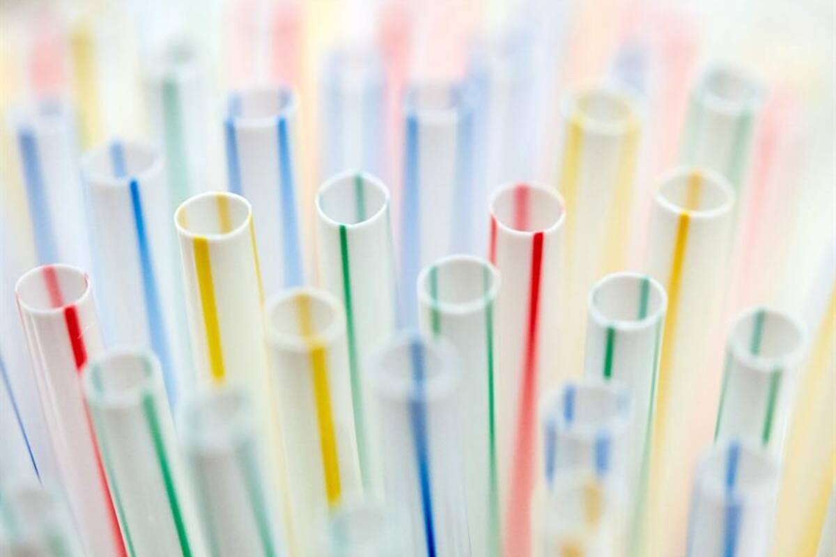 Inglaterra prohíbe popotes e hisopos, pensando en el ambiente