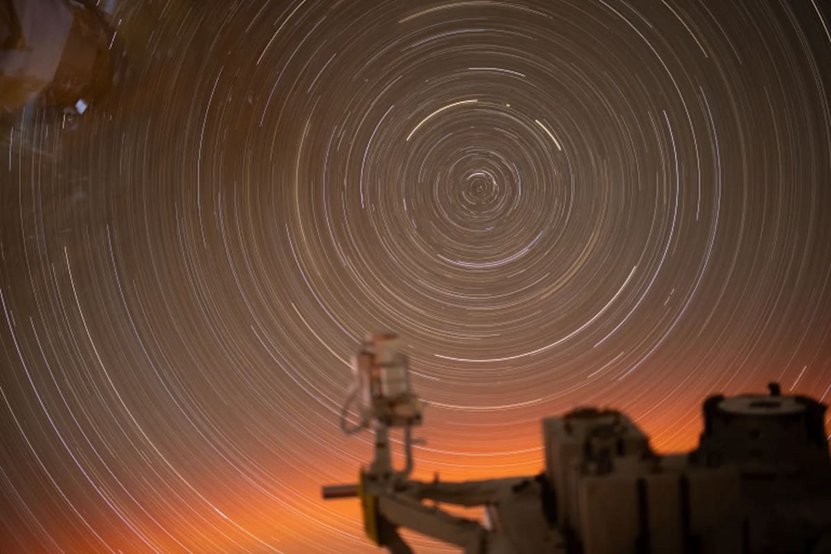 Rastros circulares de estrellas iluminan una imagen única desde la órbita terrestre