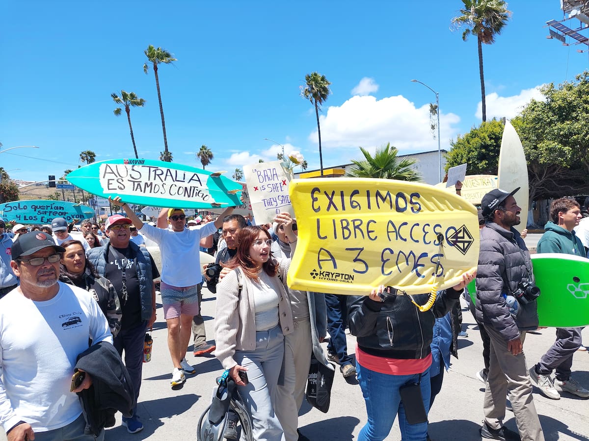 Comunidad de surfistas marcha en Ensenada para exigir justicia en el caso de los tres extranjeros asesinados. Foto: Cortesía