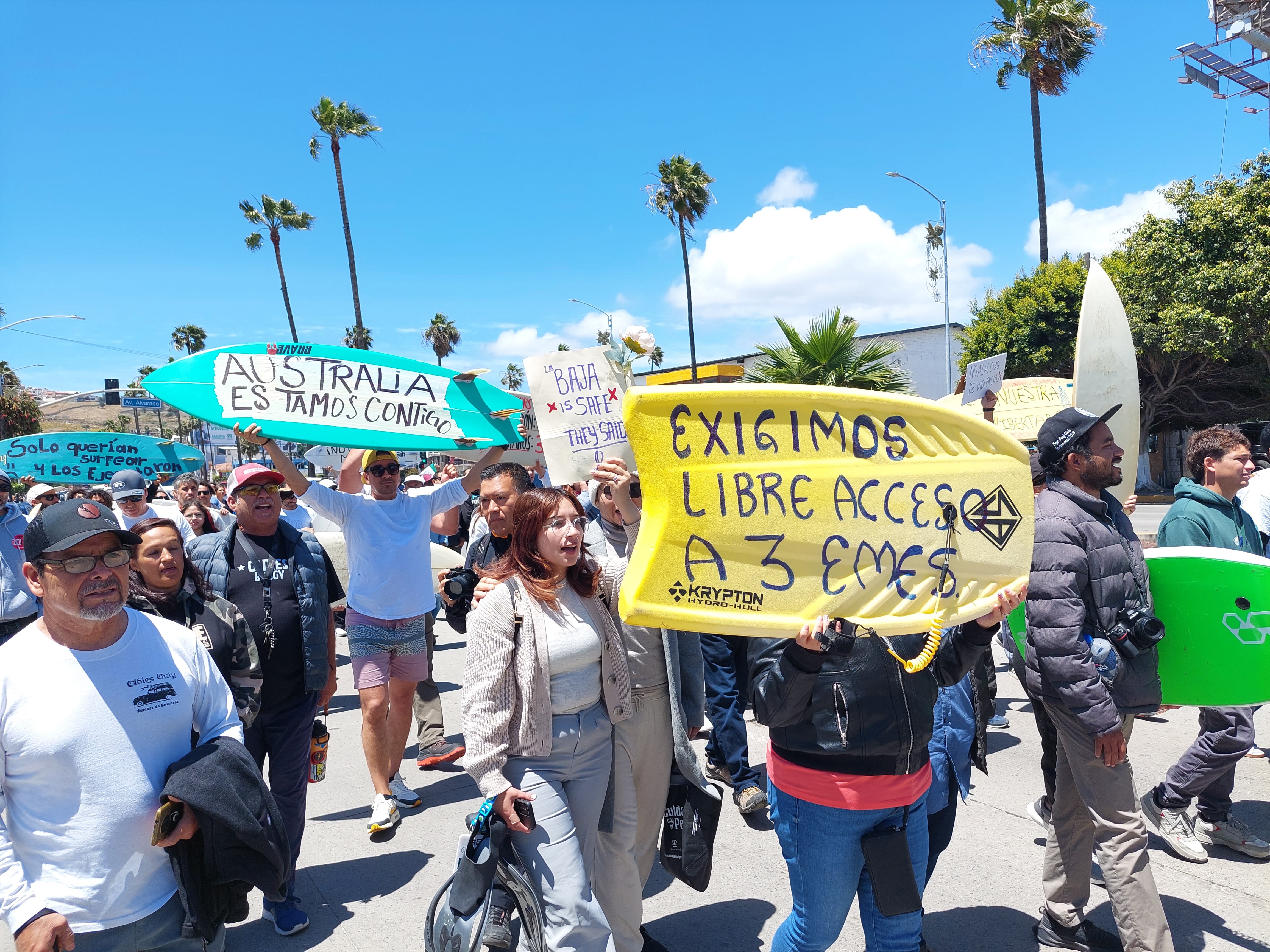 Comunidad de surfistas marcha en Ensenada para exigir justicia en el caso de los tres extranjeros asesinados. Foto: Cortesía