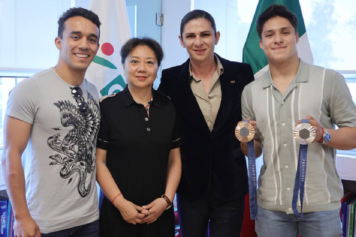 Clavadistas mexicanos Olvera y Celaya reciben consejos de Guevara tras su actuación en París